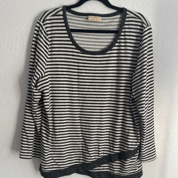 Bobbie Brooks Monochrome Striped Top - Picture 1 of 4